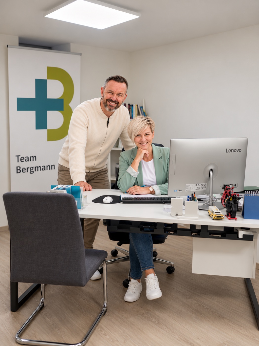 Michael Bergmann mit seiner Kollegin im Büro von Team Bergmann in Wöllersdorf